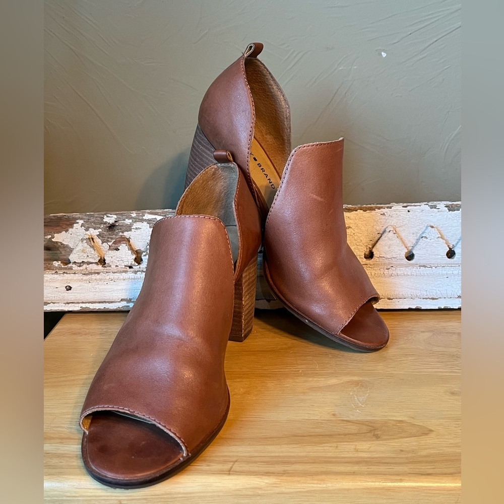 Lucky Brand women’s size 10 leather shoes.